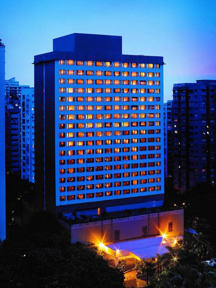 فندق بريزيدنت - آي إتش سي إل سيليكشنز مومباي المظهر الخارجي الصورة The hotel at night