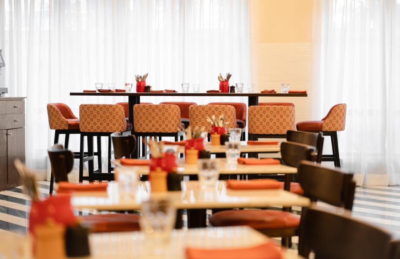 فندق بريزيدنت - آي إتش سي إل سيليكشنز مومباي المظهر الخارجي الصورة The restaurant