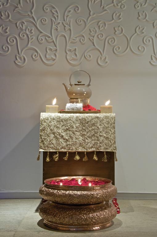 فندق بريزيدنت - آي إتش سي إل سيليكشنز مومباي المظهر الخارجي الصورة A small altar with a teapot and candles