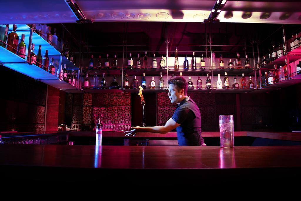 فندق بريزيدنت - آي إتش سي إل سيليكشنز مومباي المظهر الخارجي الصورة A bartender at work