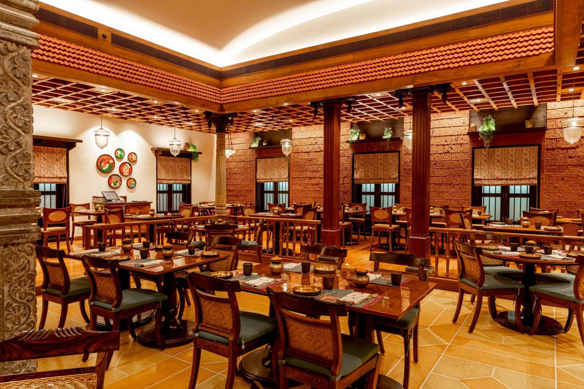 فندق بريزيدنت - آي إتش سي إل سيليكشنز مومباي المظهر الخارجي الصورة The interior of a restaurant in India