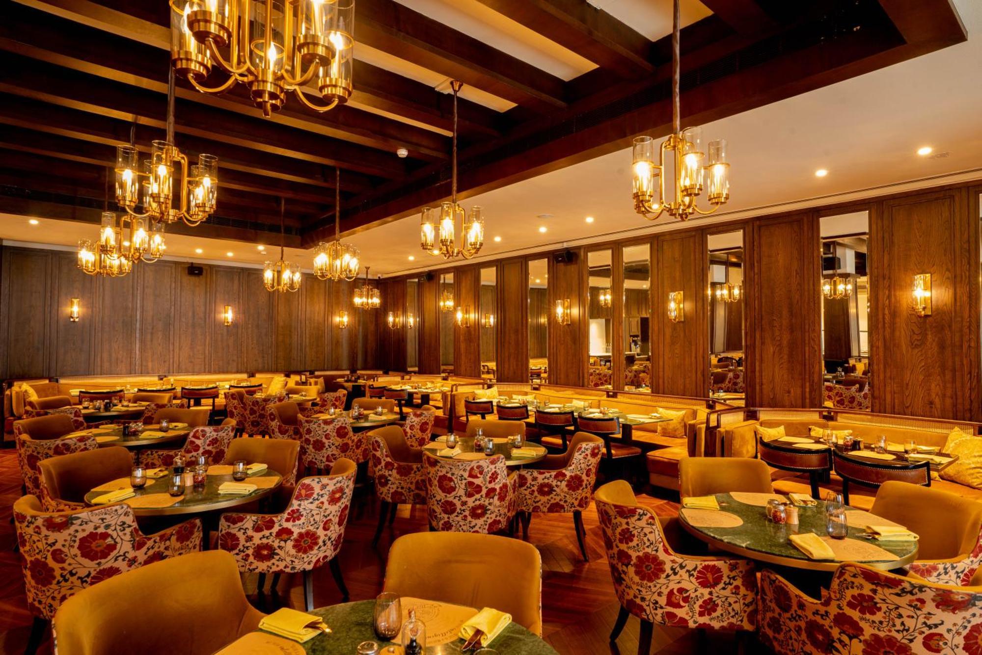 فندق بريزيدنت - آي إتش سي إل سيليكشنز مومباي المظهر الخارجي الصورة The interior of the restaurant