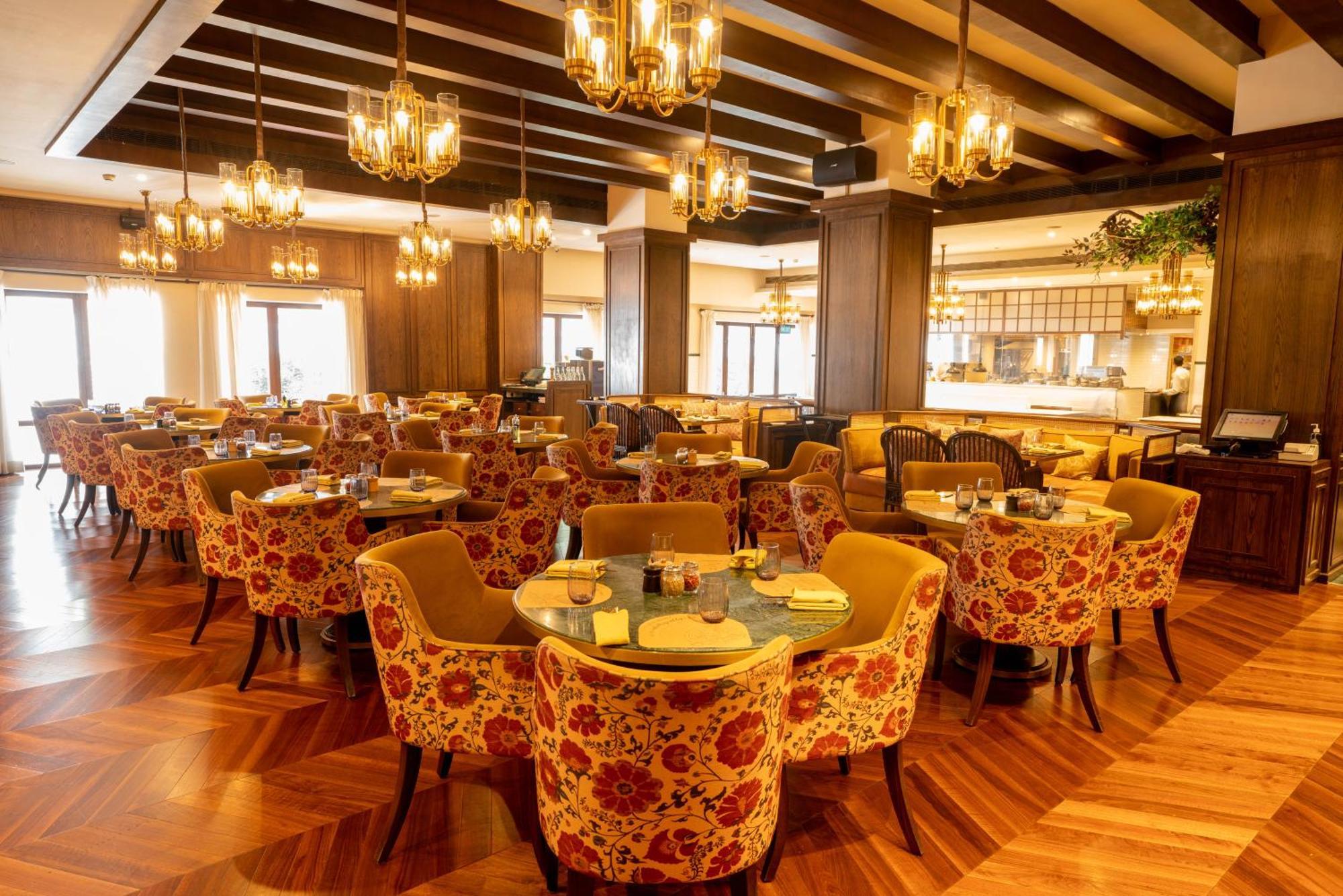 فندق بريزيدنت - آي إتش سي إل سيليكشنز مومباي المظهر الخارجي الصورة The interior of the restaurant