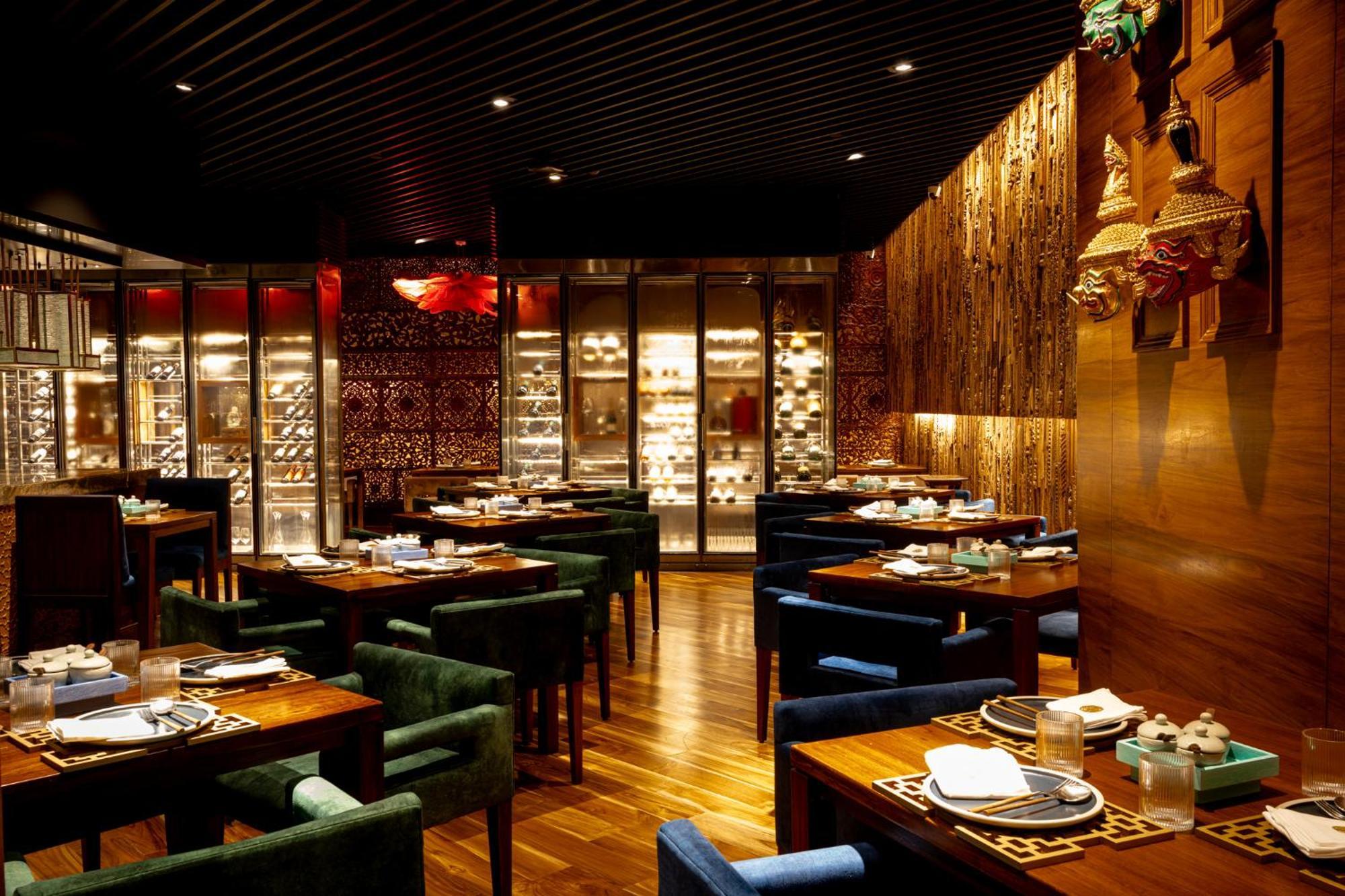 فندق بريزيدنت - آي إتش سي إل سيليكشنز مومباي المظهر الخارجي الصورة The interior of a restaurant in the Mandarin Oriental, Bangkok