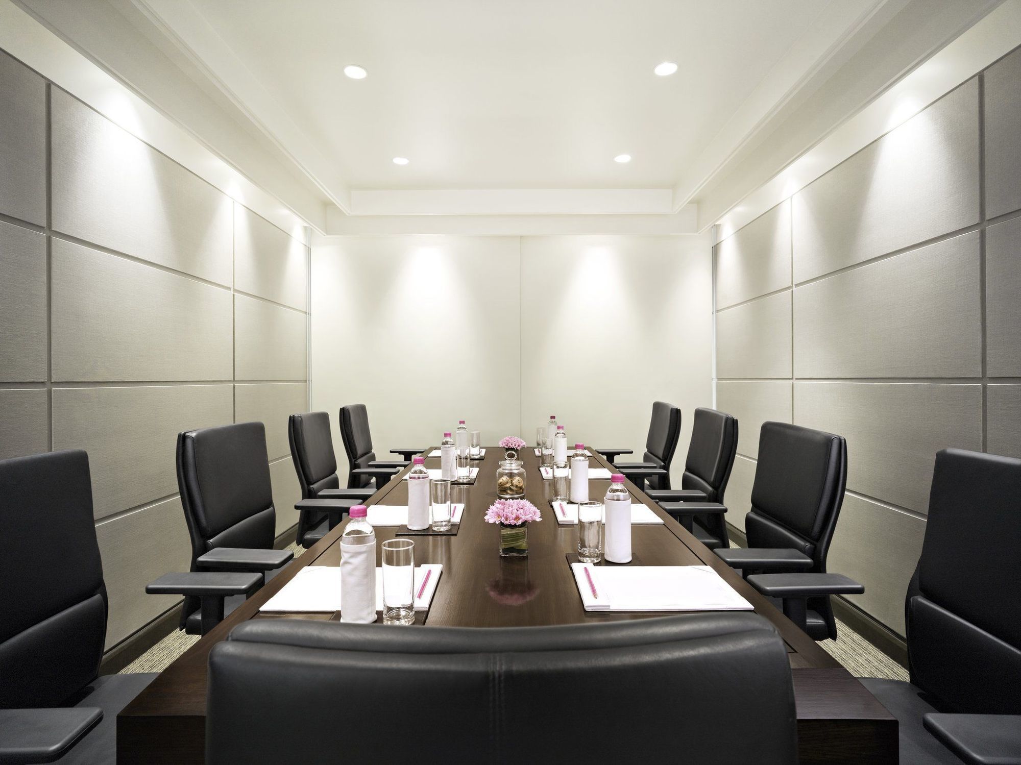 فندق بريزيدنت - آي إتش سي إل سيليكشنز مومباي المظهر الخارجي الصورة A boardroom at a hotel