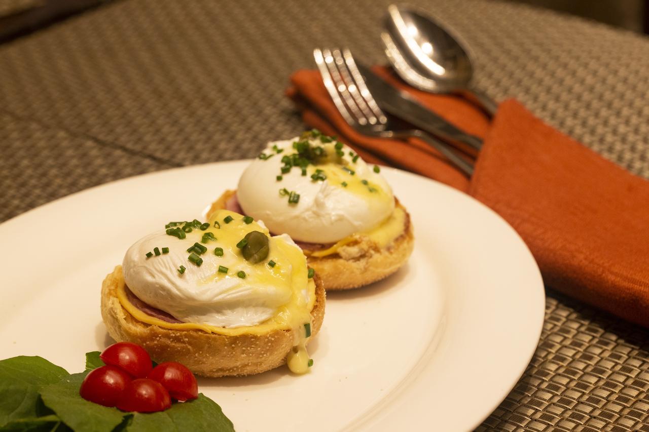 فندق بريزيدنت - آي إتش سي إل سيليكشنز مومباي المظهر الخارجي الصورة Eggs Benedict