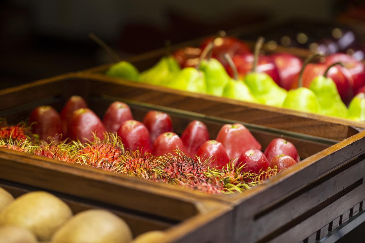 فندق بريزيدنت - آي إتش سي إل سيليكشنز مومباي المظهر الخارجي الصورة Fruit at a buffet