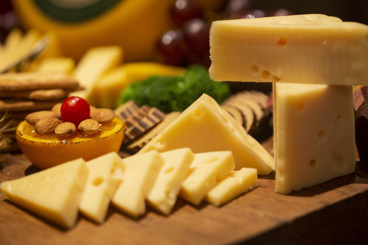 فندق بريزيدنت - آي إتش سي إل سيليكشنز مومباي المظهر الخارجي الصورة Edam cheese