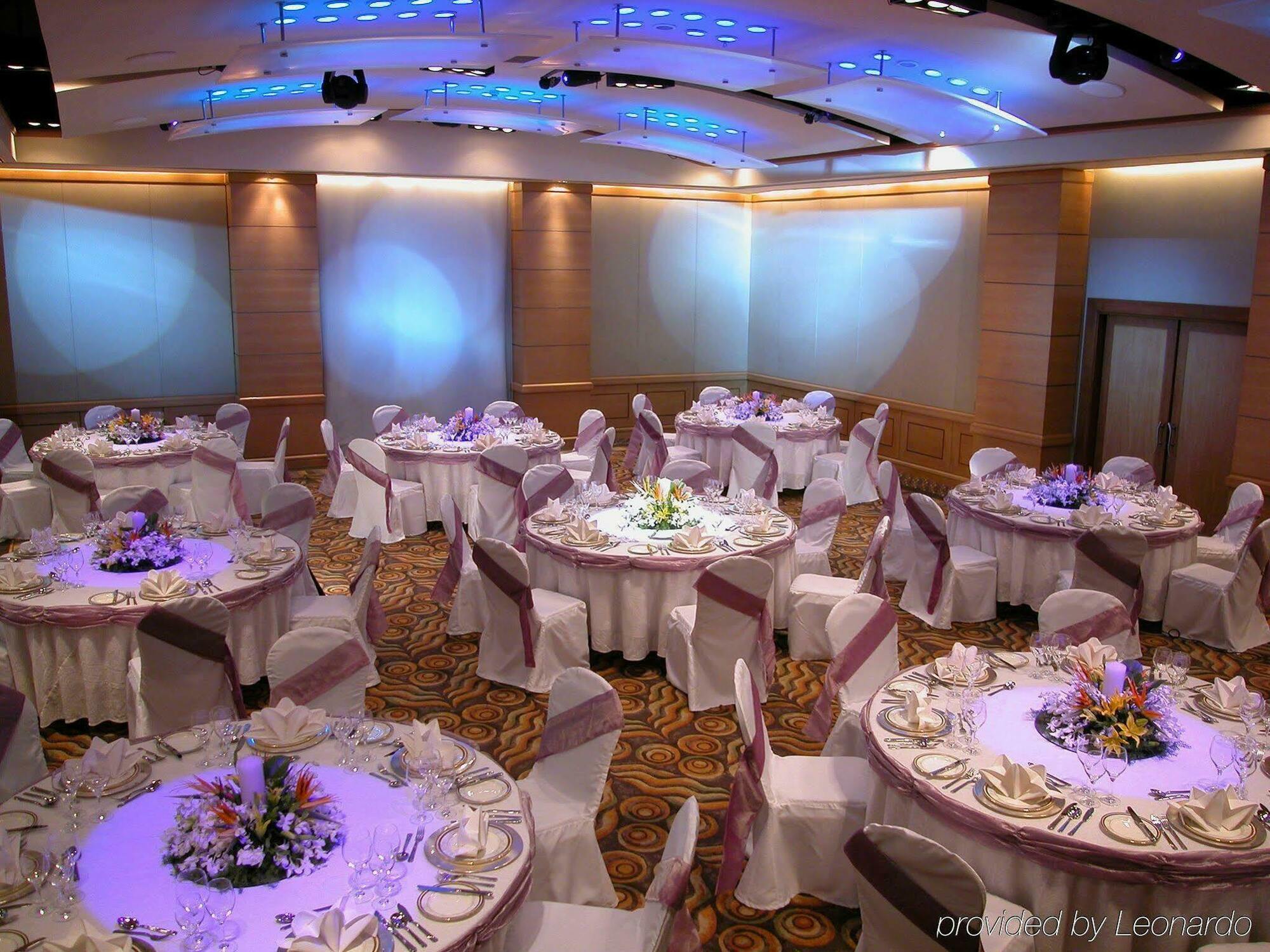 فندق بريزيدنت - آي إتش سي إل سيليكشنز مومباي المظهر الخارجي الصورة A wedding reception at the Grand Ballroom