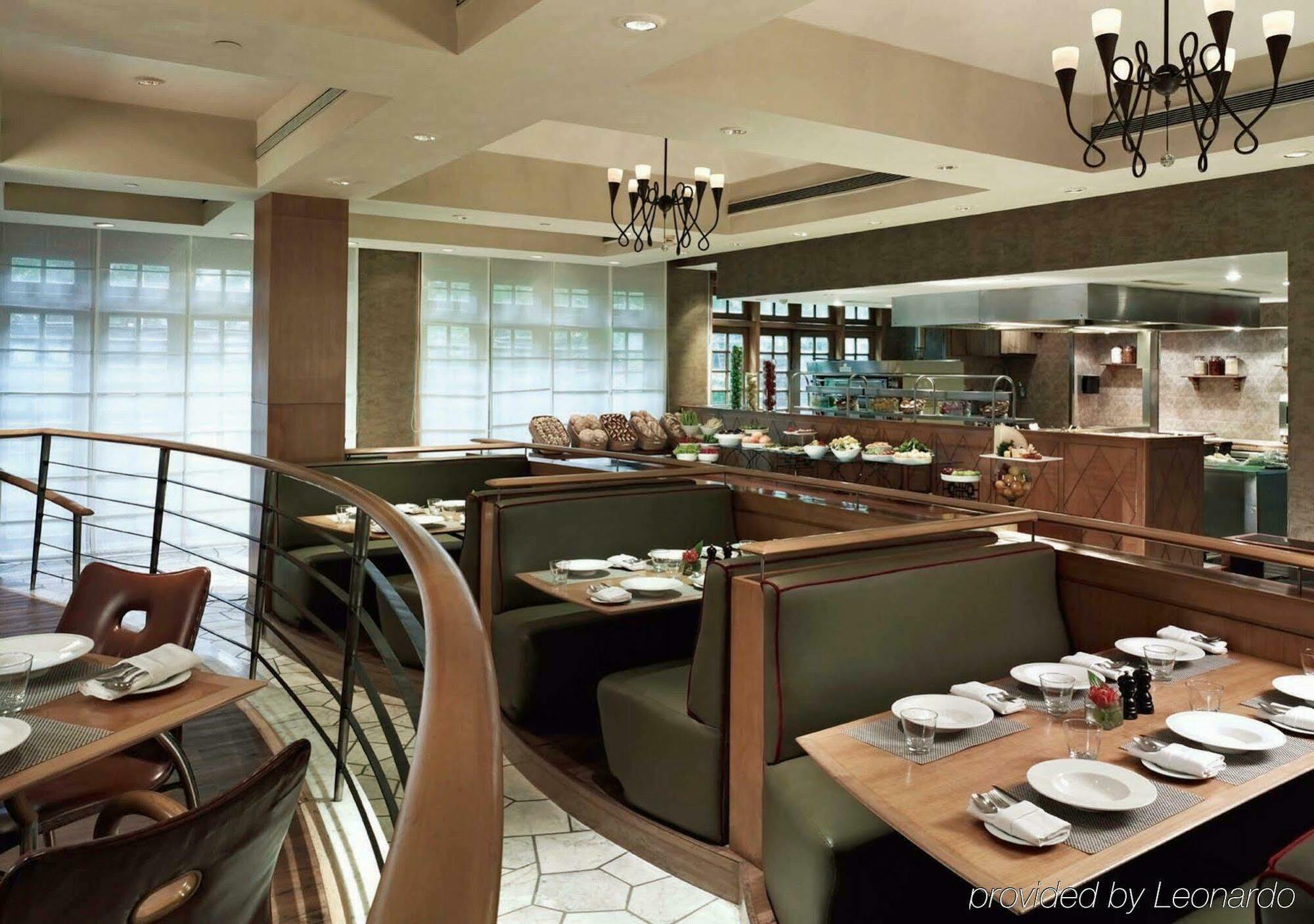 فندق بريزيدنت - آي إتش سي إل سيليكشنز مومباي المظهر الخارجي الصورة Interior of a restaurant