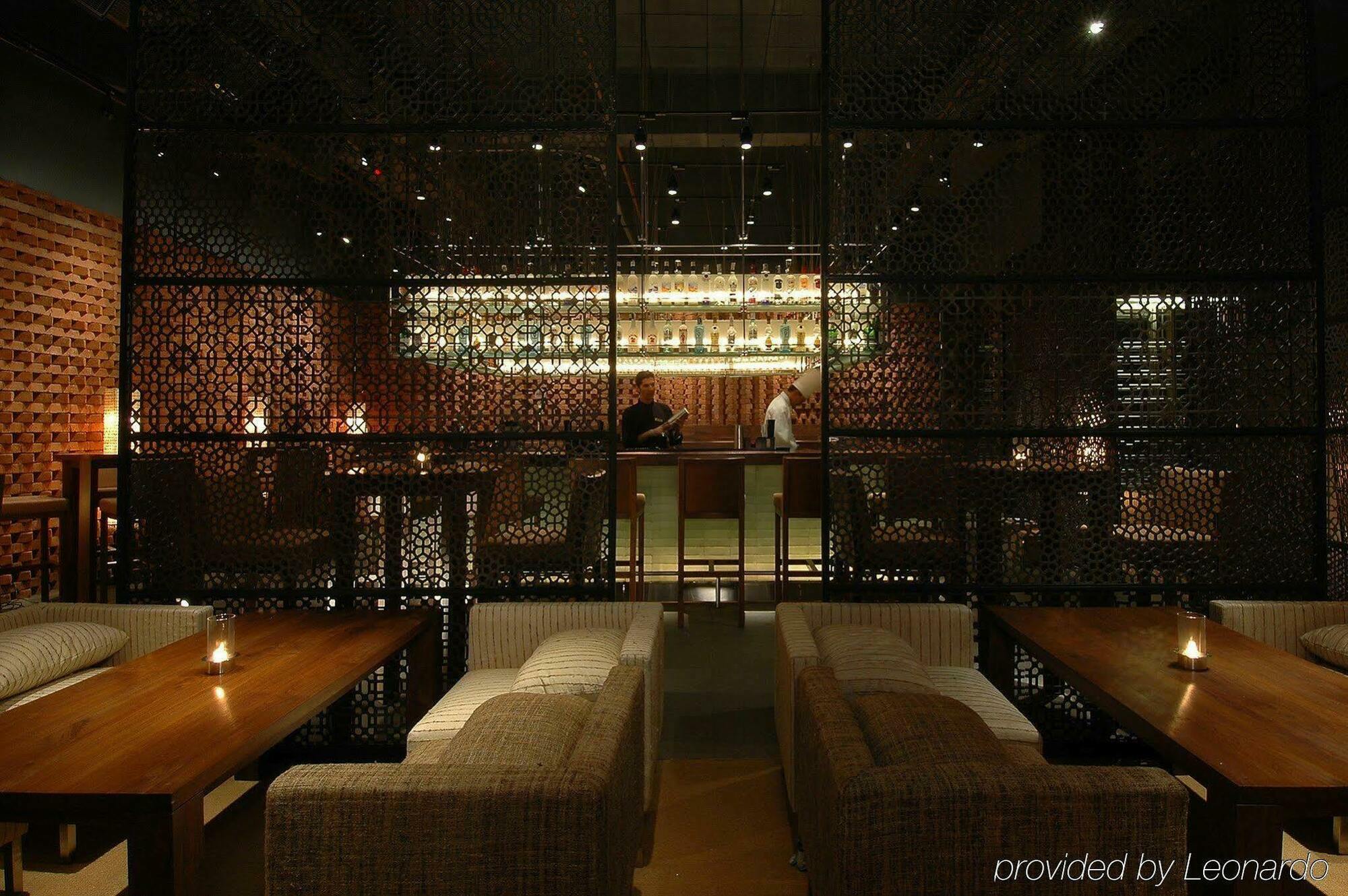 فندق بريزيدنت - آي إتش سي إل سيليكشنز مومباي المظهر الداخلي الصورة The bar at the restaurant